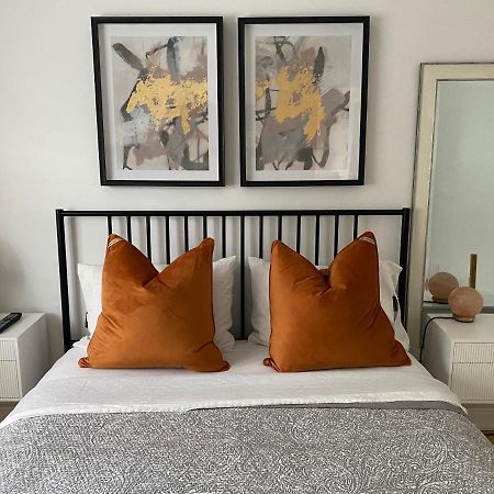 Clearbrooke Gem- Bright Private Bedroom Close To Yyz Торонто Екстер'єр фото