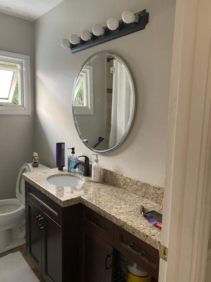 Clearbrooke Gem- Bright Private Bedroom Close To Yyz Торонто Екстер'єр фото